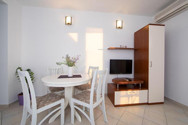 Apartments Marija Brela Bagian luar foto